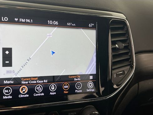 Used 2022 Jeep Grand Cherokee Laredo X image 13