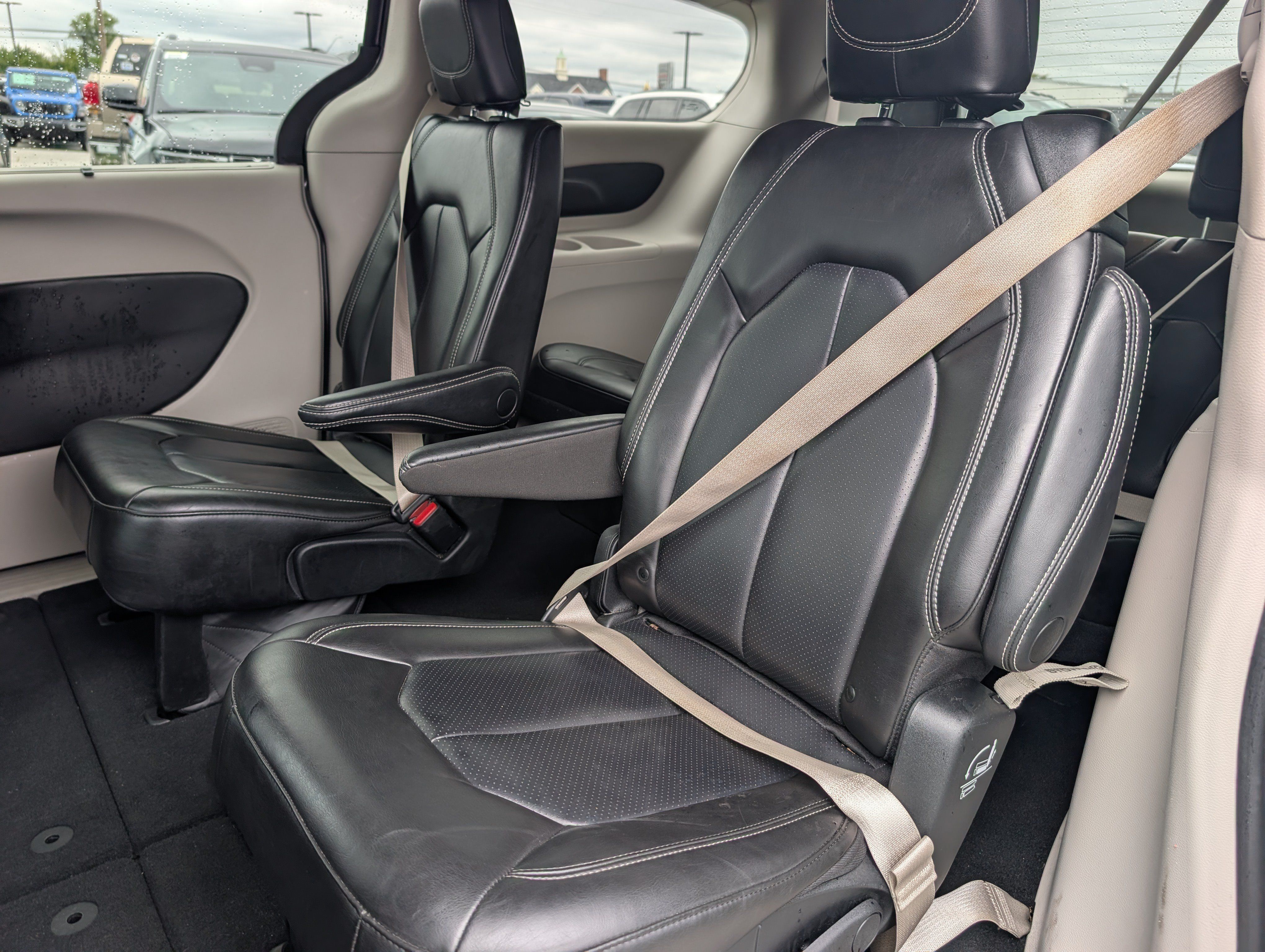 Used 2023 Chrysler Pacifica Touring-L FWD image 15