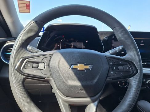 Used 2025 Chevrolet Trax LT FWD image 14
