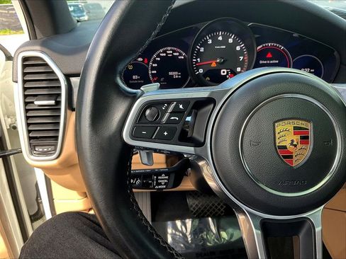 Used 2022 Porsche Cayenne AWD/4WD image 11