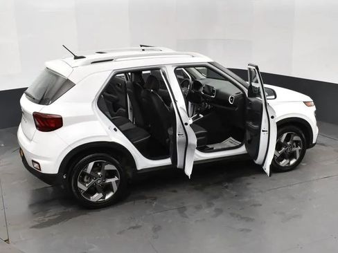 Used 2024 Hyundai Venue Limited image 6
