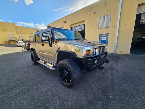 Used 2005 HUMMER H2 SUT w/ Preferred Equipment Group AWD/4WD image 1