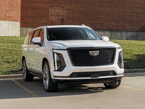 Used 2025 Cadillac Escalade ESV Sport Platinum w/ LPO, Floor Liner Package AWD/4WD image 2