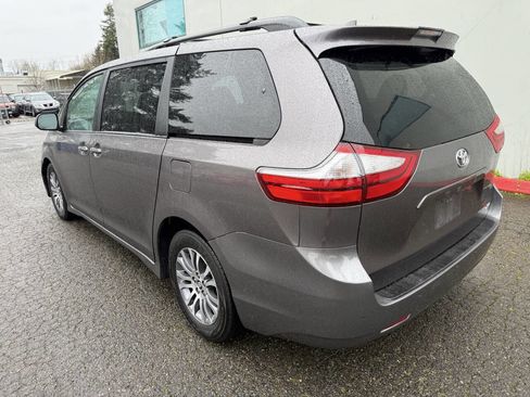Used 2018 Toyota Sienna XLE Premium w/ Carpet Mat Package image 4