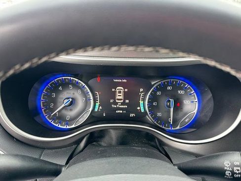 Used 2023 Chrysler Pacifica Touring-L image 26