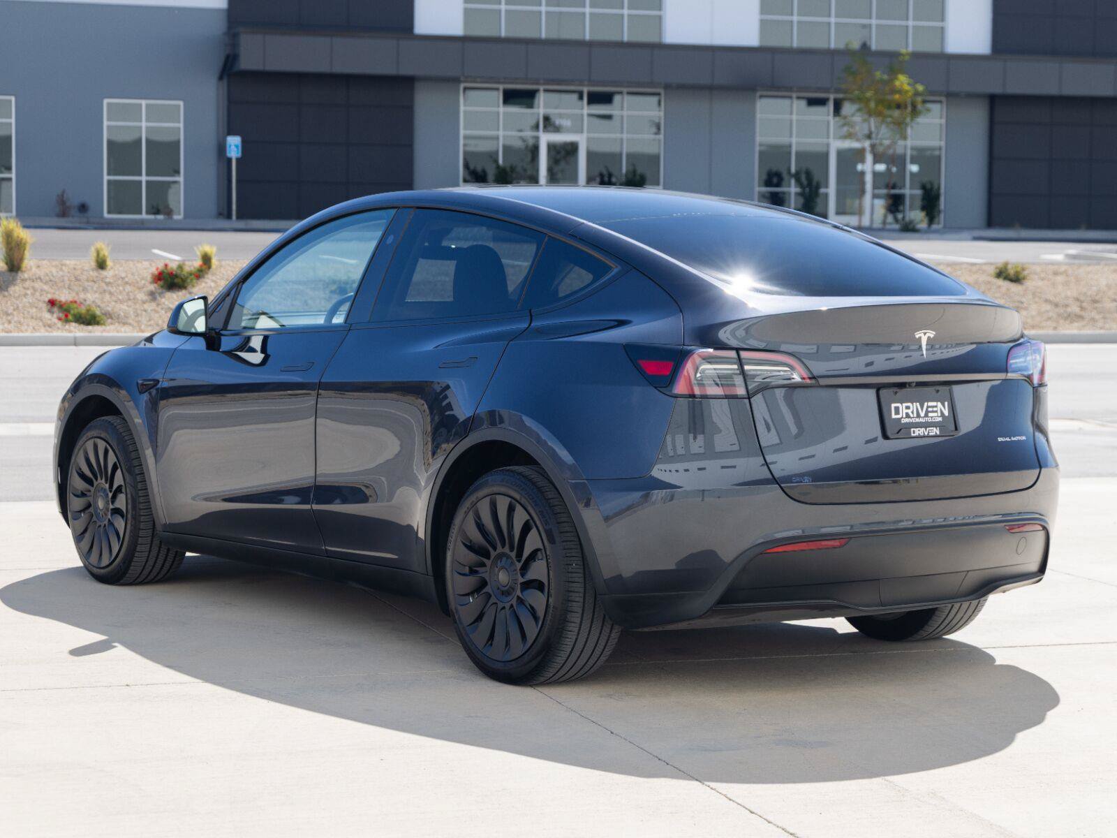 Used 2024 Tesla Model Y Long Range AWD/4WD image 8