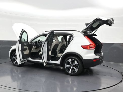 Used 2024 Volvo XC40 B5 Plus w/ Climate Package AWD/4WD image 37