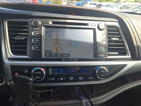 Used 2017 Toyota Highlander XLE image 12