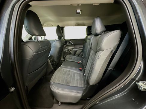 Used 2025 Mitsubishi Outlander SE image 29