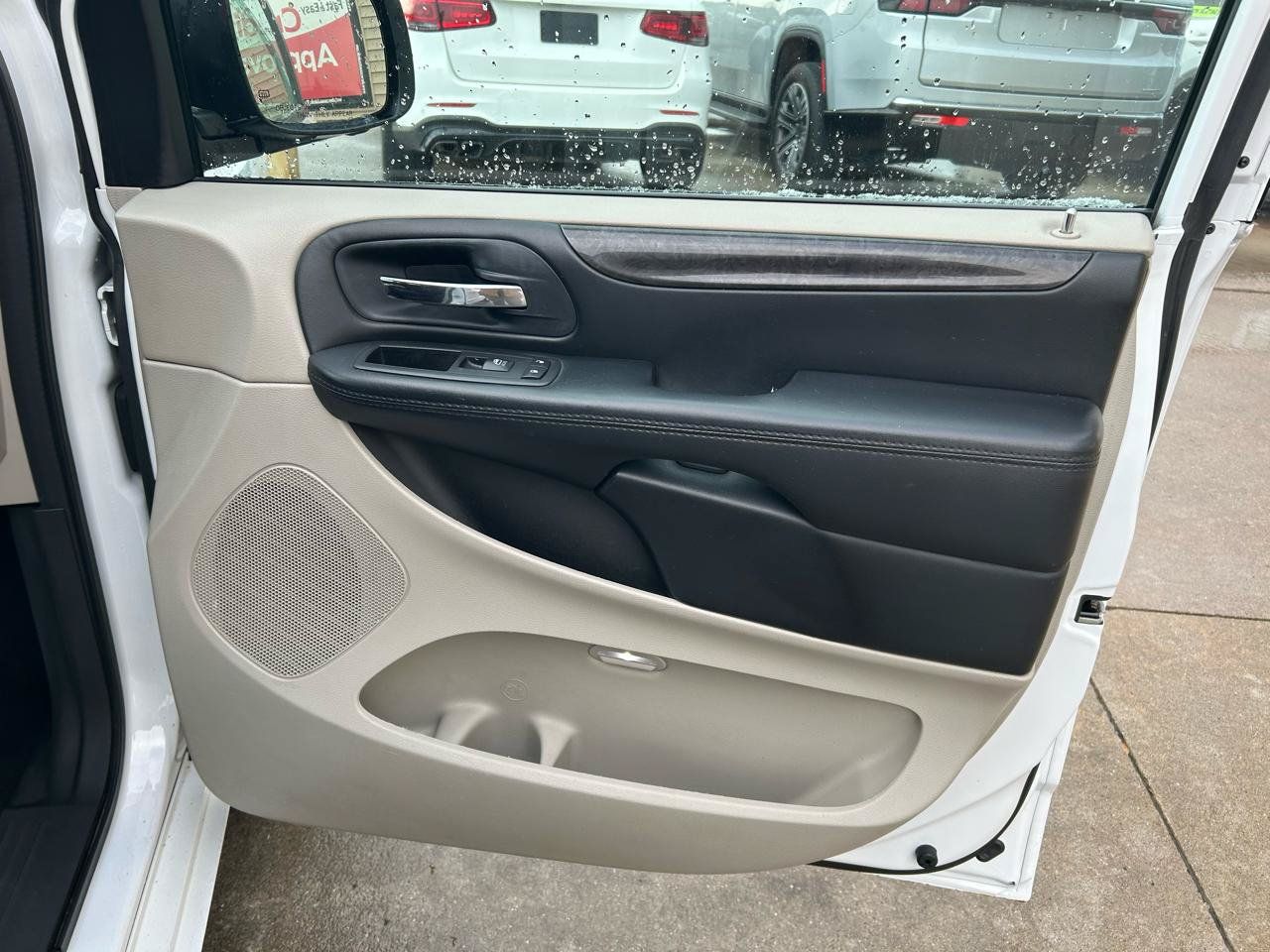 Used 2016 Dodge Grand Caravan SXT FWD image 15