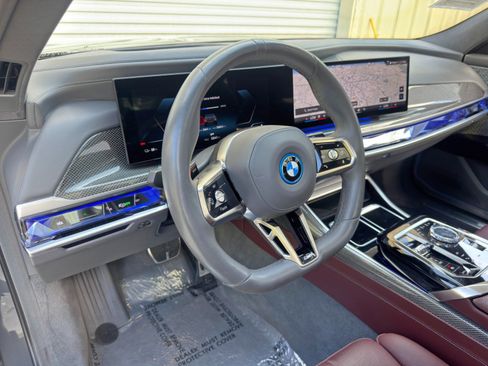Used 2023 BMW i7 xDrive60 w/ Executive Package 2 AWD/4WD image 15