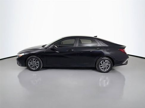 Used 2024 Hyundai Elantra SEL FWD image 8