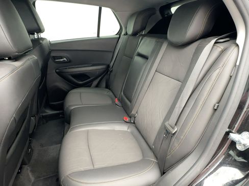 Used 2022 Chevrolet Trax LT w/ LT Convenience Package image 15