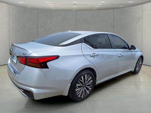 Used 2023 Nissan Altima 2.5 SV w/ SV Premium Package FWD image 5