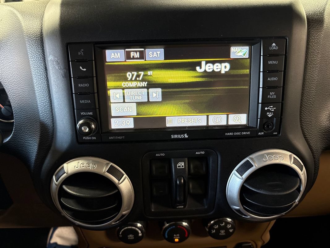 Used 2015 Jeep Wrangler Unlimited Sahara w/ Connectivity Group AWD/4WD image 40