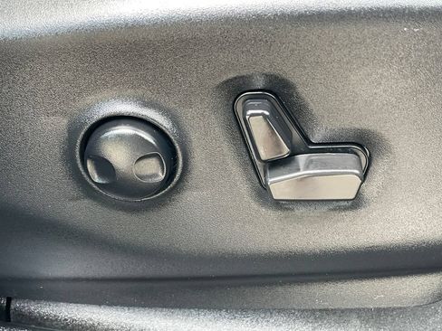 Used 2025 Chrysler Pacifica Limited FWD image 12
