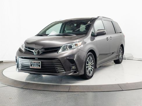 Used 2020 Toyota Sienna XLE Premium FWD image 3