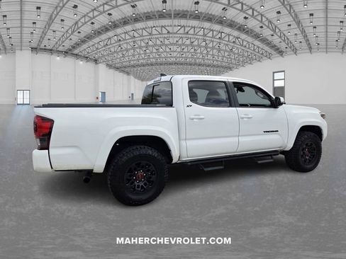 Used 2022 Toyota Tacoma SR5 w/ Technology Package image 7