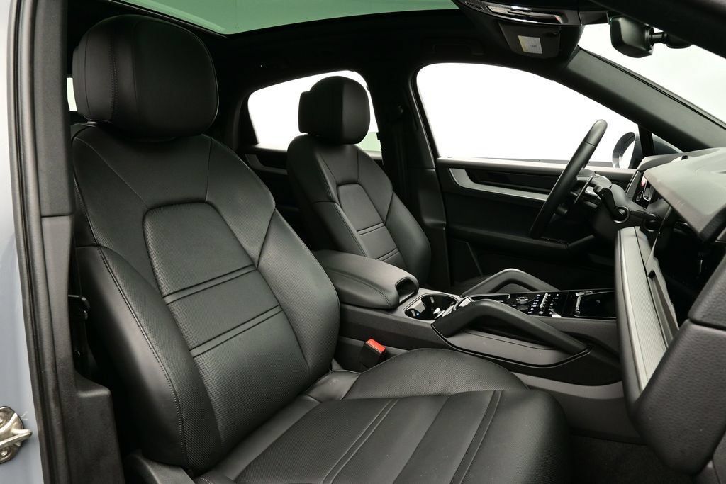 Certified 2024 Porsche Cayenne Coupe AWD/4WD image 18