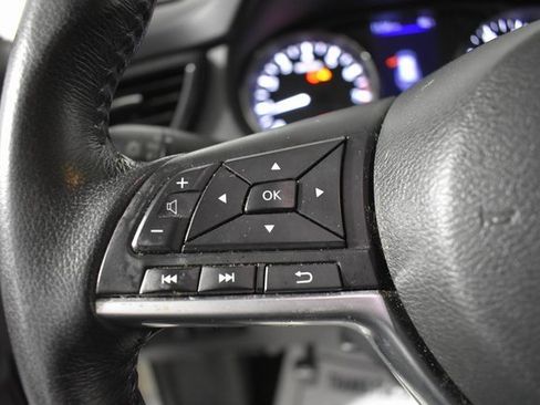 Used 2018 Nissan Rogue SV image 16