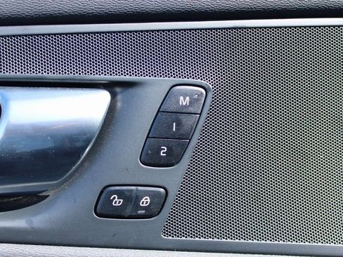 Used 2025 Volvo XC60 B5 Plus image 12