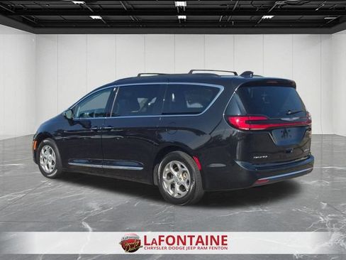 Used 2023 Chrysler Pacifica Limited FWD image 3