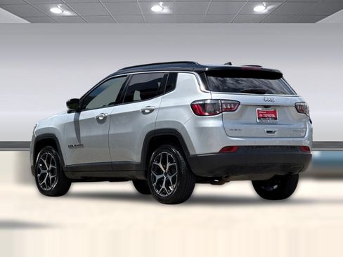 Used 2025 Jeep Compass Limited AWD/4WD image 3
