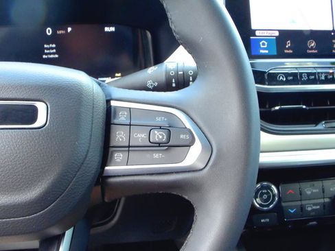 Used 2025 Jeep Compass Limited w/ Elite Group AWD/4WD image 18