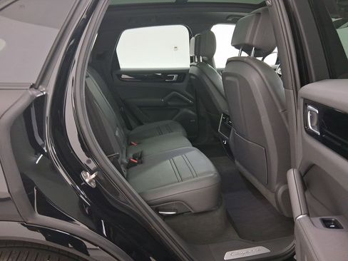 Used 2021 Porsche Cayenne image 34