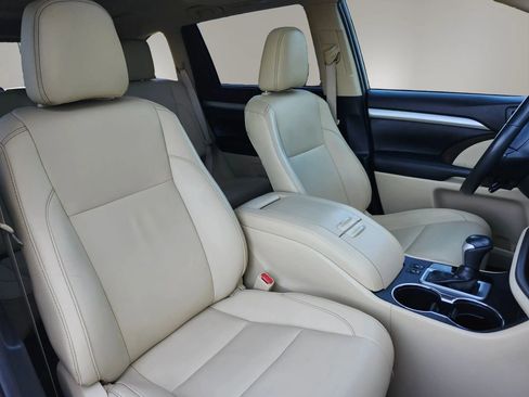 Used 2019 Toyota Highlander XLE AWD/4WD image 24