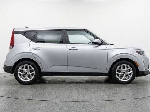 Used 2025 Kia Soul LX w/ LX Technology Package image 11