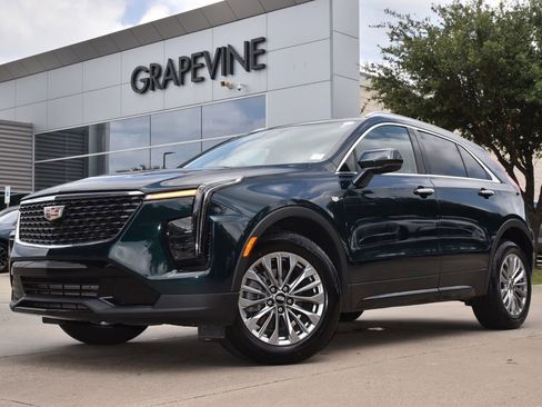 Used 2025 Cadillac XT4 Premium Luxury AWD/4WD image 2