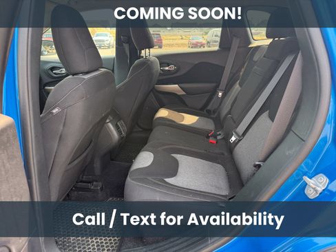 Used 2018 Jeep Cherokee Latitude w/ Altitude Package AWD/4WD image 9