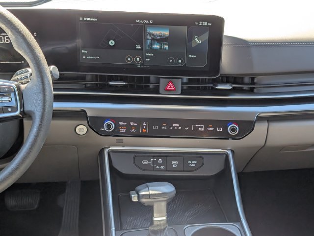 Used 2025 Kia Carnival LX FWD image 16