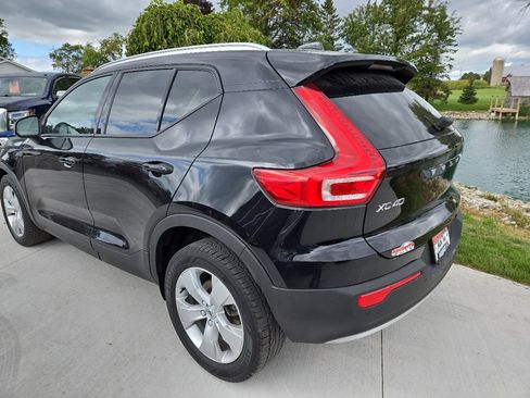 Used 2021 Volvo XC40 T4 Momentum image 3