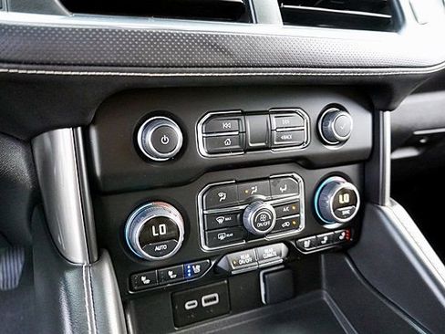 Used 2023 Chevrolet Suburban Premier image 31