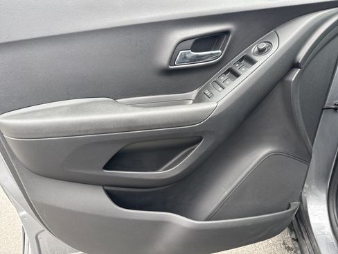 Used 2020 Chevrolet Trax LS w/ Tint and Cruise Package AWD/4WD image 15