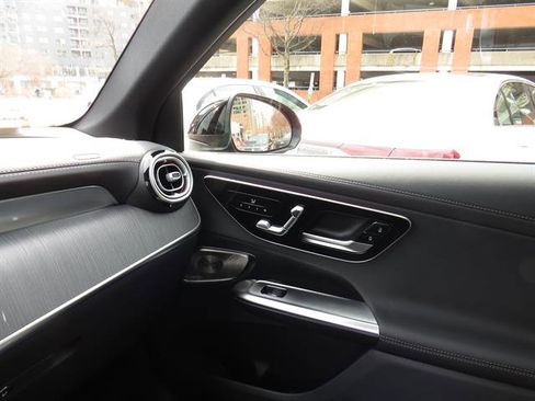 Used 2025 Mercedes-Benz GLC 300 4MATIC image 15