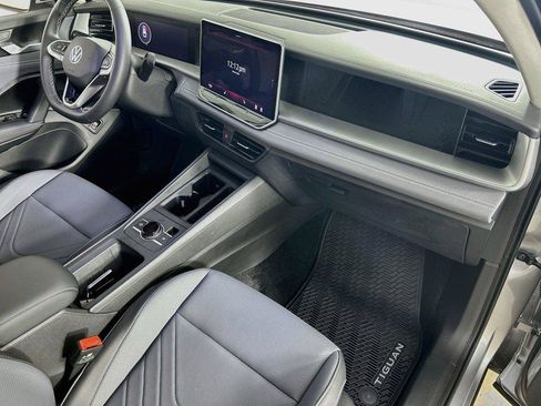 Used 2025 Volkswagen Tiguan SE AWD/4WD image 29