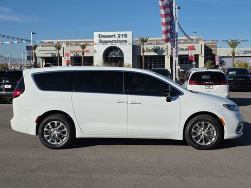 New 2026 Chrysler Pacifica Select AWD/4WD image 2