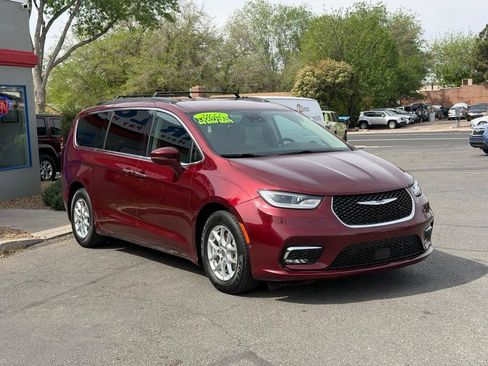 Used 2022 Chrysler Pacifica Touring-L w/ Uconnect Theater Family Group FWD image 3