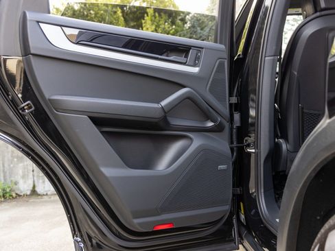 Certified 2025 Porsche Cayenne image 40