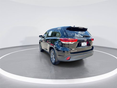 Used 2018 Toyota Highlander XLE AWD/4WD image 6