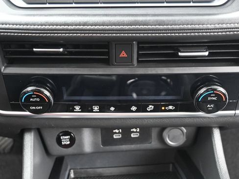 Used 2025 Nissan Rogue SV AWD/4WD image 17