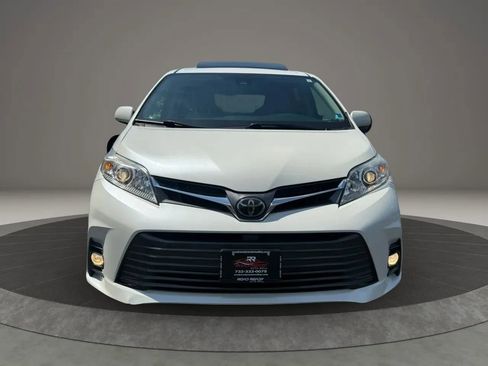 Used 2018 Toyota Sienna XLE w/ XLE Navigation Package AWD/4WD image 3
