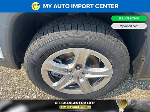 Used 2024 Jeep Compass Latitude AWD/4WD image 9