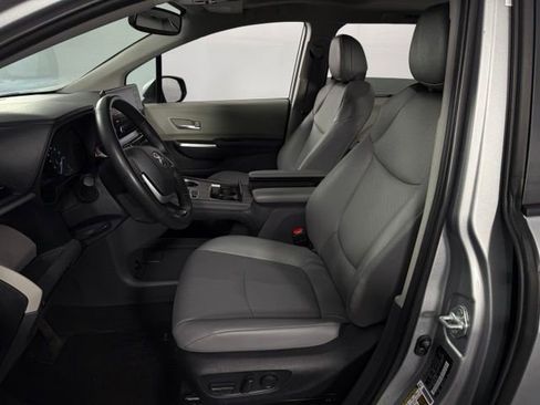 Used 2024 Toyota Sienna XLE FWD image 14