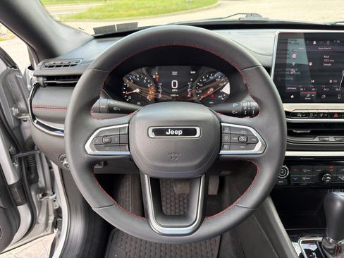 Used 2025 Jeep Compass Trailhawk AWD/4WD image 13