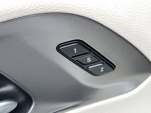 Used 2024 Chrysler Pacifica Touring-L image 25