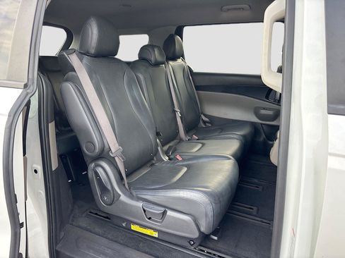 Used 2025 Kia Carnival FWD image 32